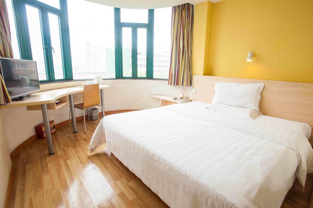 7Days Premium Chongqing Hongqihegou Hotel Стая снимка